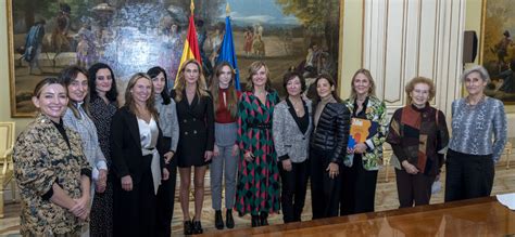 La Ministra De Educación Con Las Ganadoras De Los Premios Mas Noticia