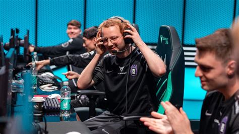 After weeks of confusion, Larssen is just re-signing with the same LEC team