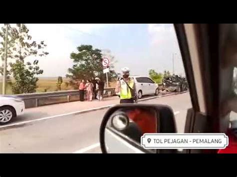 Asap Tebal Kebakaran Lahan Di Pinggir Jalan Tol Akibatkan Kecelakaan