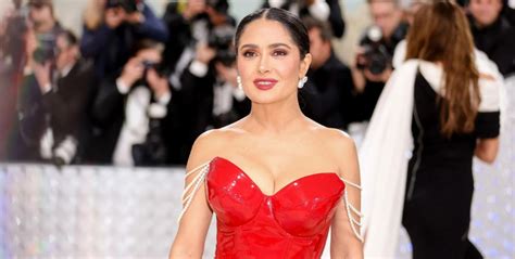 Je peux compter mes rides et mes cheveux gris Salma Hayek a montré