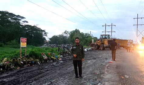 Turunkan Alat Berat UPT DLH Dan RTH Mandau Bersihkan Sampah Di