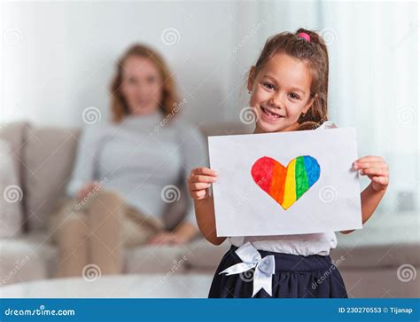 Petite Fille Mignonne Donnant Un Coeur Sa M Re Image Stock Image Du