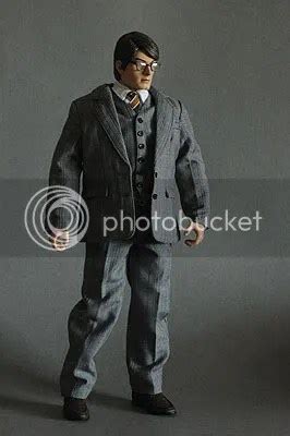 Review Hot Toys 12 Clark Kent SWFTOYS Reviews Showcase And Musings