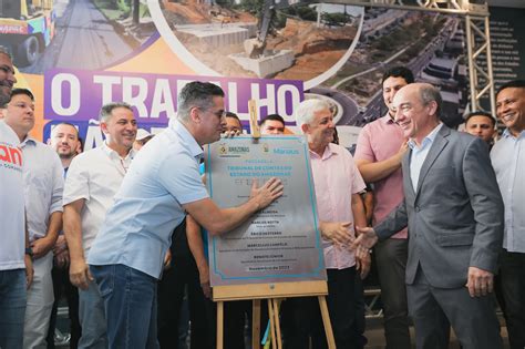 Prefeito David Almeida inaugura nova passarela na avenida Ephigênio