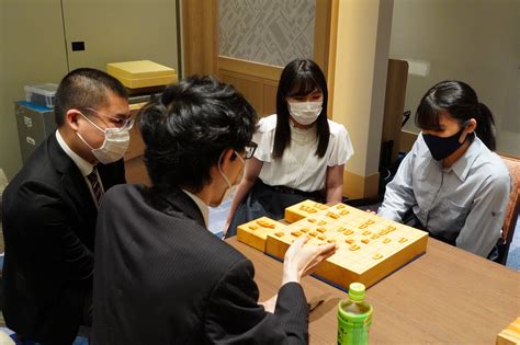 中日新聞 東京新聞 将棋【公式】 On Twitter 第63期王位戦 第1局は2日目になり、控室がにぎやかになってきました。 岐阜県