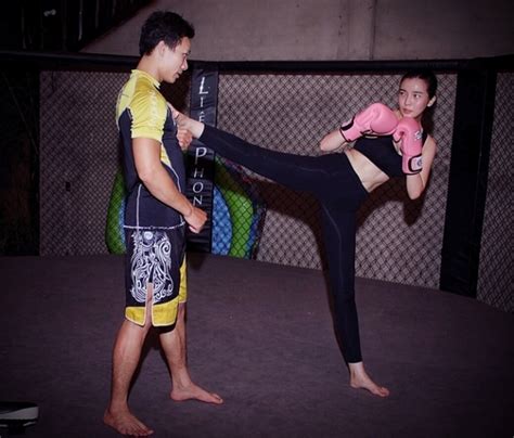 Bà chủ công ty bột mì hot girl Em chưa đấu võ với dàn trai đẹp hút mọi chú ý vì quá gợi cảm