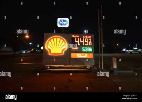 Shell Gas Station Sign Hi Res Stock Photography And Images Alamy