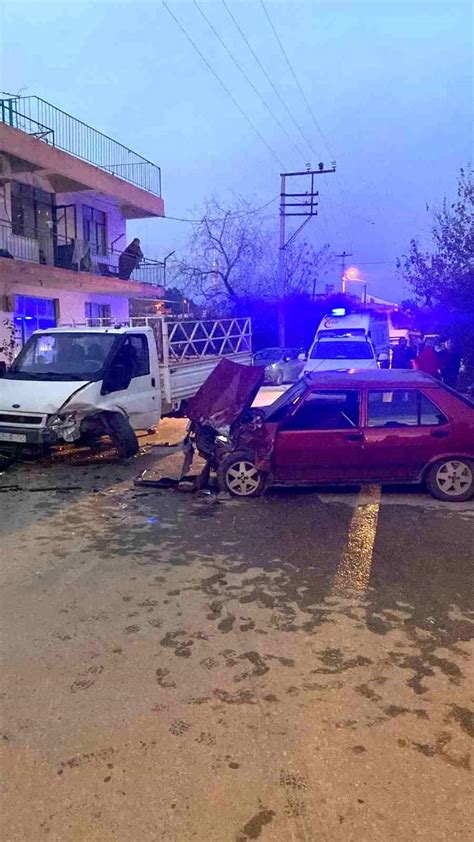 Antalya da kamyonet ile otomobil çarpıştı 3 kişi yaralandı Haberler