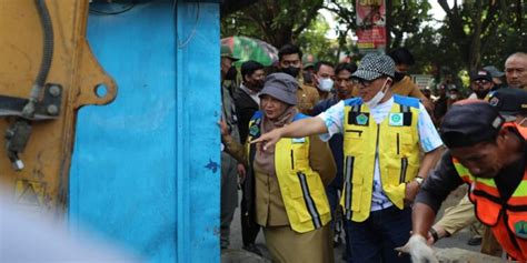 Cegah Banjir Pemkot Malang Bongkar Konstruksi Liar Di Jalan Raya