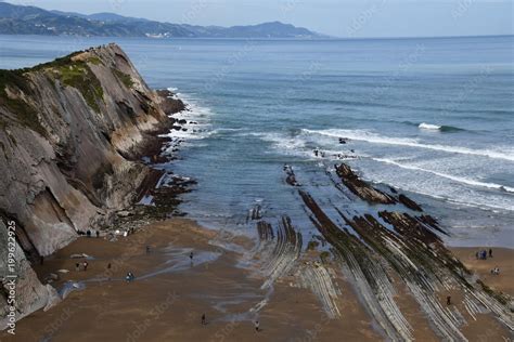 Foto De Acantilado De Flysch Zumaia Pais Vasco Espa A El Desgaste