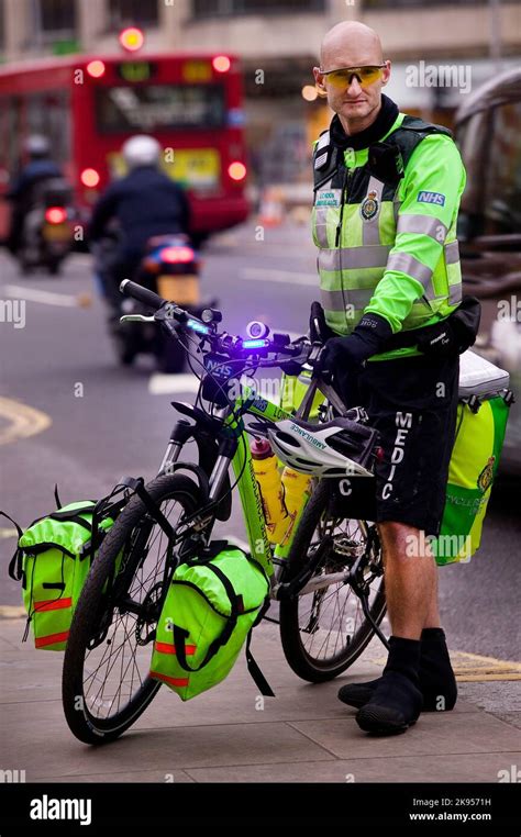 London Ambulance Service Cycle Paramedic Stock Photo Alamy