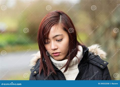 Mujer Asiática Joven Pensativa Que Se Coloca Al Aire Libre Foto de