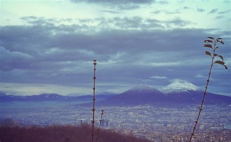 Cappuccio Bianco Sul Vesuvio Ancora Neve Sulla Cima Del Vulcano Foto