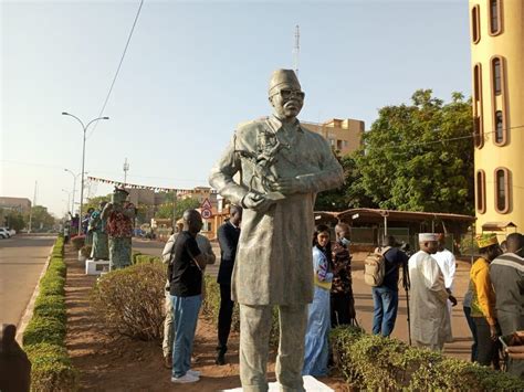 Fespaco Ouagadougou Oumarou Ganda A Une Statue Sur La Colonne Des