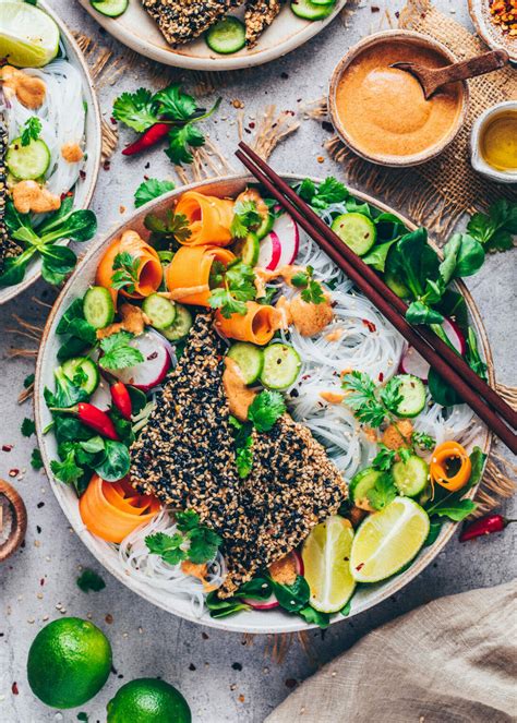 Vietnamesischer Nudelsalat Mit Knusprigem Sesam Tofu Und Erdnuss Sauce