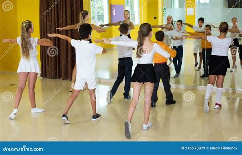 Les Enfants Apprennent Les Mouvements De Danse Image Stock Image Du