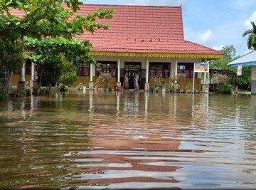 21 Sekolah Di Riau Terendam Banjir Siswa Belajar Daring Sumber