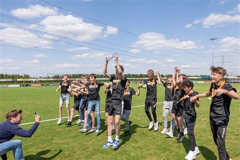 Huldiging FC Zutphen JO15 2 In Beeld FC Zutphen