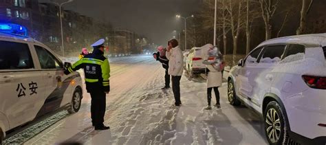 雪纷飞，“警”相随！高新区交警雪天执勤保畅通，守护平安出行路！澎湃号·政务澎湃新闻 The Paper