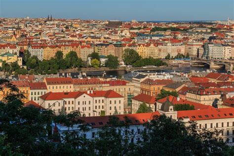 Vista Sobre Os Telhados De Praga Vltava E A Casa De Dan A Imagem De