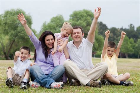 Famille De Cinq Heureuse Ayant L Amusement En Soulevant Des Mains Image