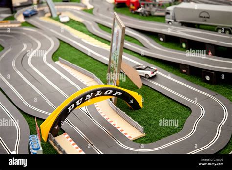 Un Grand Jouet Piste Scalextric Voitures Mod Le Avec Faire Le Tour Du