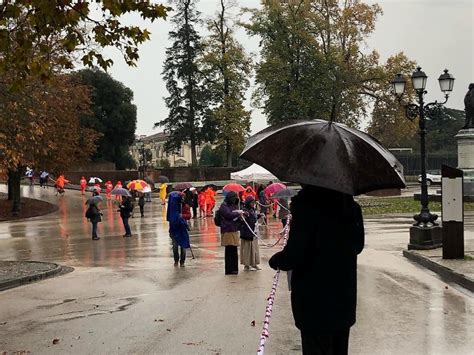 In Con Una Treccia Da Record Sulle Mura Di Lucca Non C Spazio