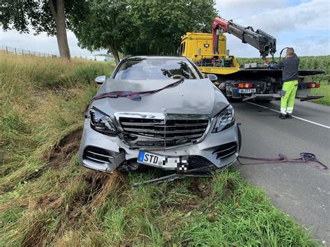 Pol Std Mercedesfahrer Kommt Von Der Stra E Ab Und Landet Im Graben