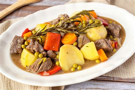 Carne De Ternera Guisada Con Patatas Plato Superrico Y Contundente