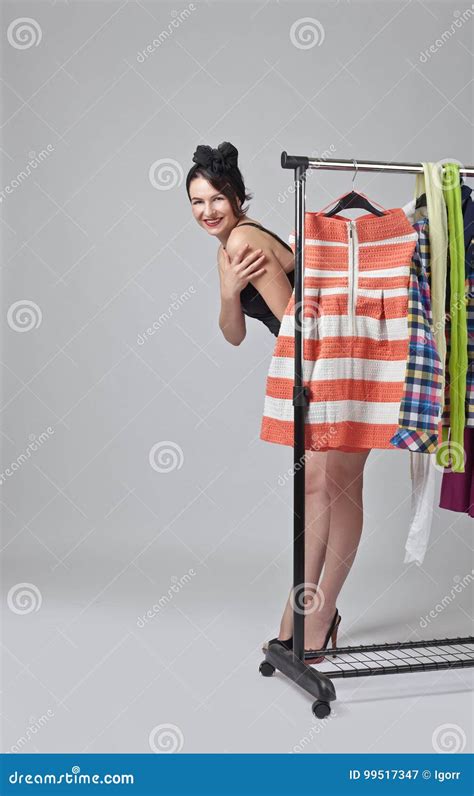 La Mujer En Bikini Negro Elige La Ropa Imagen De Archivo Imagen De Modelo Fondo 99517347