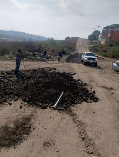 Ante La Ausencia Del Gobierno Vecinos Se Cooperan Para Mejorar Estado