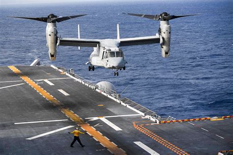 An Mv Osprey Takes Off From The Flight Deck Of Amphibio Flickr