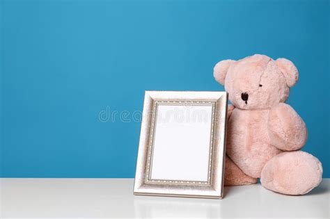 El Marco De La Foto Y El Peluche Adorable Refieren La Tabla Contra