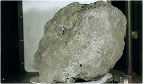 4 Billion Year Old Rock From Earth Discovered On The Moon The Vintage