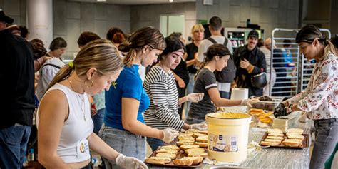 In the kitchen of chef José Andrés NGO for those affected by DANA in