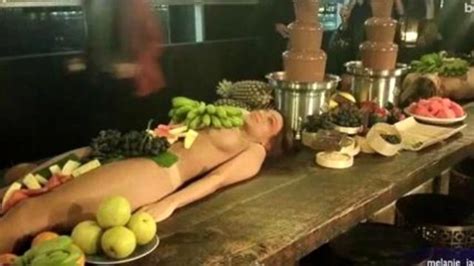 Australian Bar Used Naked Women As A Fruit Platter Son Dakika