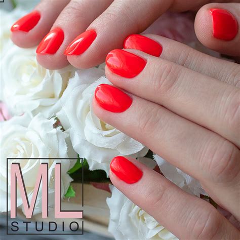 Красный лак по услугам салона красоты