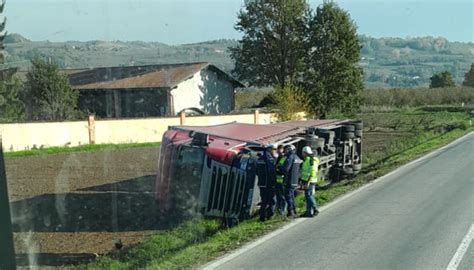 Tir Carico Di Grissini Finisce Fuori Strada E Si Rovescia Lungo La