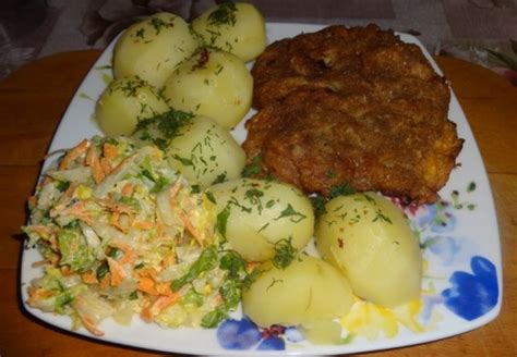 Kotlet mielony ziemniaki i surówka z kapusty pekińskiej Przepisy jak