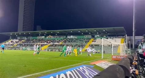 V Deo Goleiro Falha Feio E Sofre Frango Do Ano Contra A Chapecoense