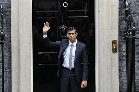 Sunak takes over as UK prime minister amid economic crisis