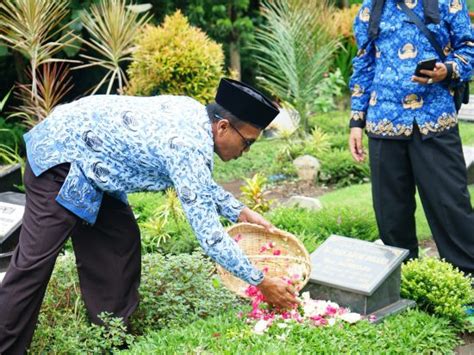 Hut Korpri Um Ke Ziarah Makam Leluhur Dan Senior Universitas Negeri