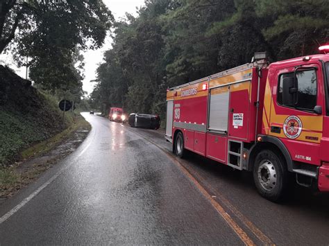 Jovem fica ferido após carro capotar na SC 464 em Salto Veloso