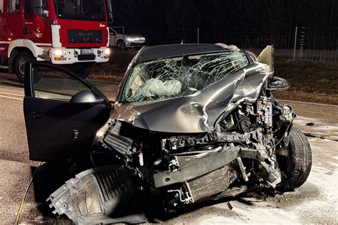 Zusammensto Mit Familien Auto J Hrige Stirbt Nach Unfall In Pleinfeld