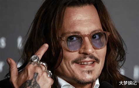 Johnny Depp Returns To Cannes Standing Applause For 7 Minutes Kiss