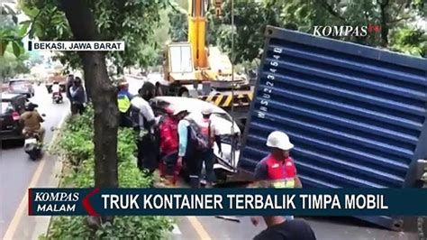 Diduga Akibat Tak Kuat Menanjak Truk Kontainer Terbalik Timpa Mobil Di