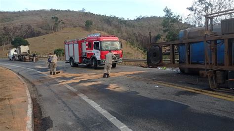 A Gazeta Carreta Carregada De Carv O Tomba E Interdita Br Em