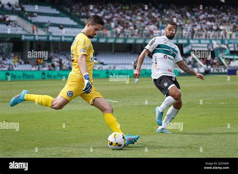 Curitiba Brésil 10th Avril 2022 Le Gardien De But Tadeu A Fait Pression Sur Le Ballon Par