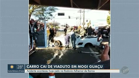 Carro cai de viaduto em rodovia de Mogi Guaçu e motorista fica preso às