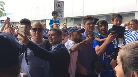 Torcedores Recepcionam Atletas Azurras No Aeroporto Hercílio Luz — Avaí Fc